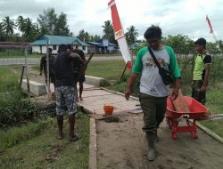 Peduli Dengan Kesulitan Warga Sekitar, Personel Satgas TMMD Reg Ke-114 Bantu Warga Perbaiki Jembatan Yang Rusak