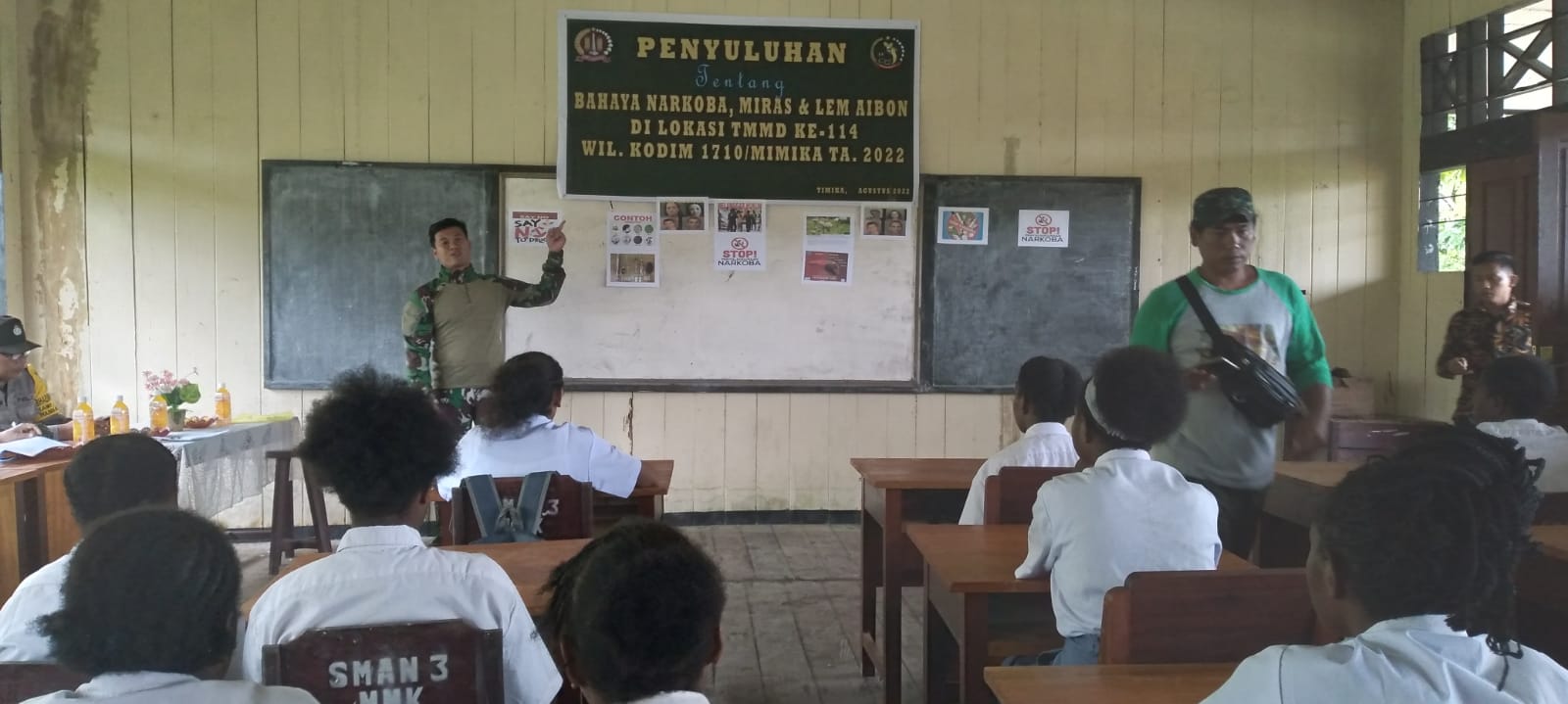 Peduli Dengan Masa Depan Generasi Penerus Bangsa, Satgas TMMD Ke-114 Beri Penyuluhan Tentang Narkoba, Miras dan Lem Aibon Kepada Para Pelajar