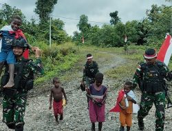 Gugah Semangat Kebangsaan, Satgas Pamtas Yonif Raider 142/KJ Ajak Warga Kibarkan Bendera