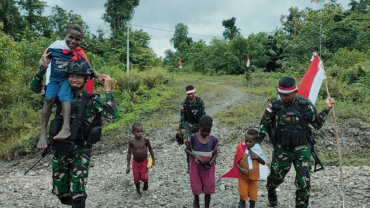 Gugah Semangat Kebangsaan, Satgas Pamtas Yonif Raider 142/KJ Ajak Warga Kibarkan Bendera