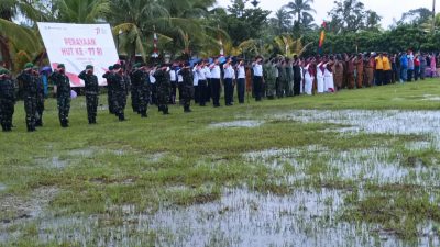 Bersama Masyarakat, Satgas TMMD Reg Ke-114 Laksanakan Upacara Peringatan HUT Ke-77 Republik Indonesia