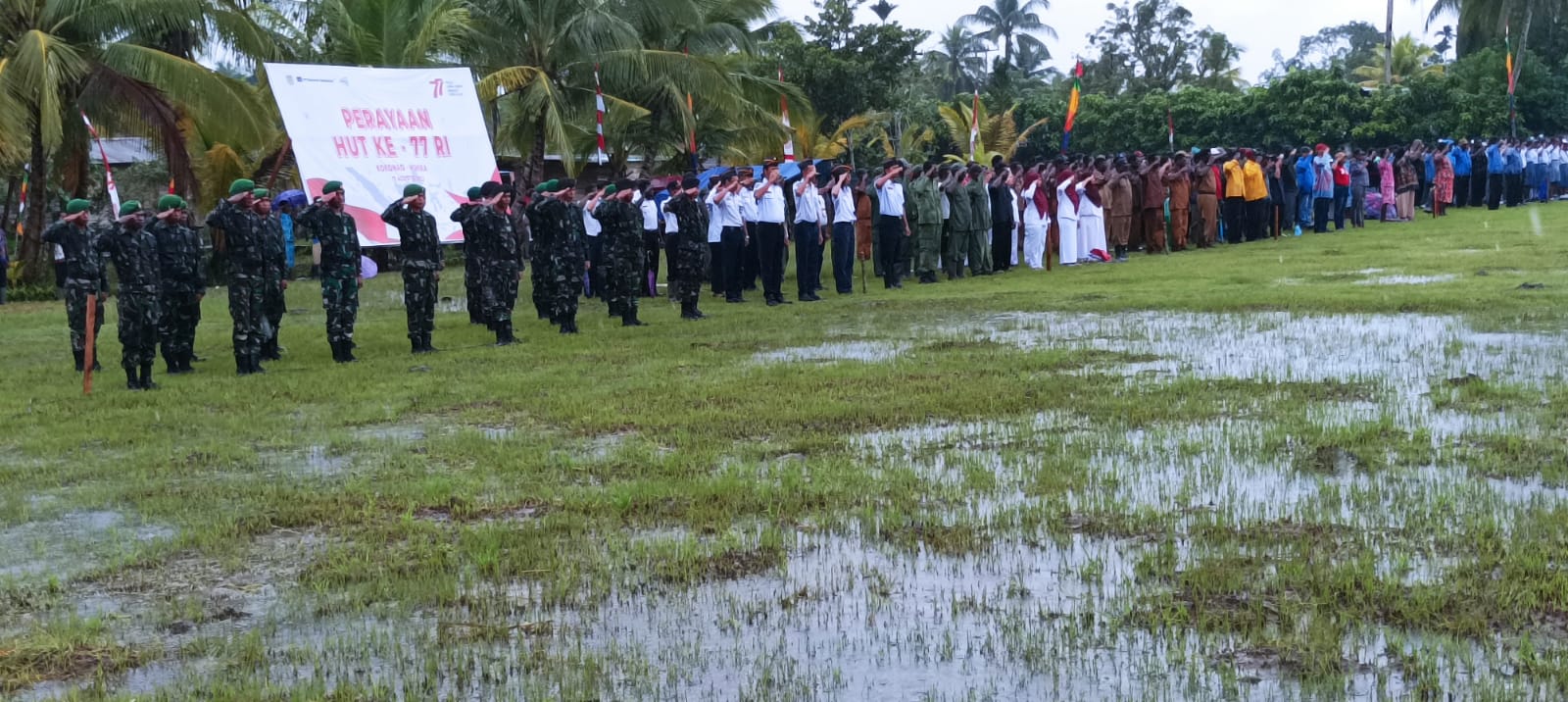 Bersama Masyarakat, Satgas TMMD Reg Ke-114 Laksanakan Upacara Peringatan HUT Ke-77 Republik Indonesia