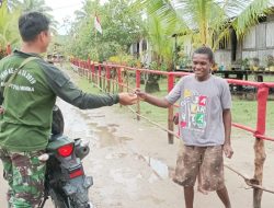 Untuk Tetap Menjaga Hubungan Baik, Anggota Satgas TMMD Reg Ke-114 Bagikan Permen Kepada Anak-anak