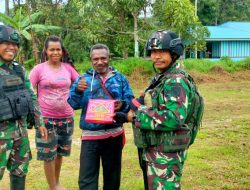 Dekat Dengan Masyarakat Papua, Satgas Pamtas Yonif Raider 142/KJ Kedepankan Komsos