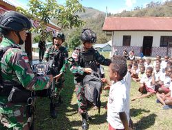 Sambutan Hangat Ketika Wadan Satgas Pamtas Yonif Raider 142/KJ Berkunjung Ke SD YPK Polimo Kurima