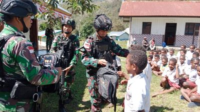 Sambutan Hangat Ketika Wadan Satgas Pamtas Yonif Raider 142/KJ Berkunjung Ke SD YPK Polimo Kurima