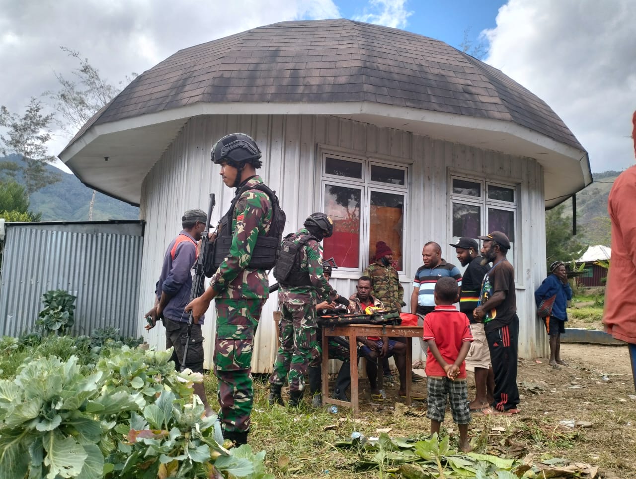 Kejutan !! Warga Berduyun-duyun Mendatangi Satgas Pamtas RI PNG Yonif Raider 142/KJ