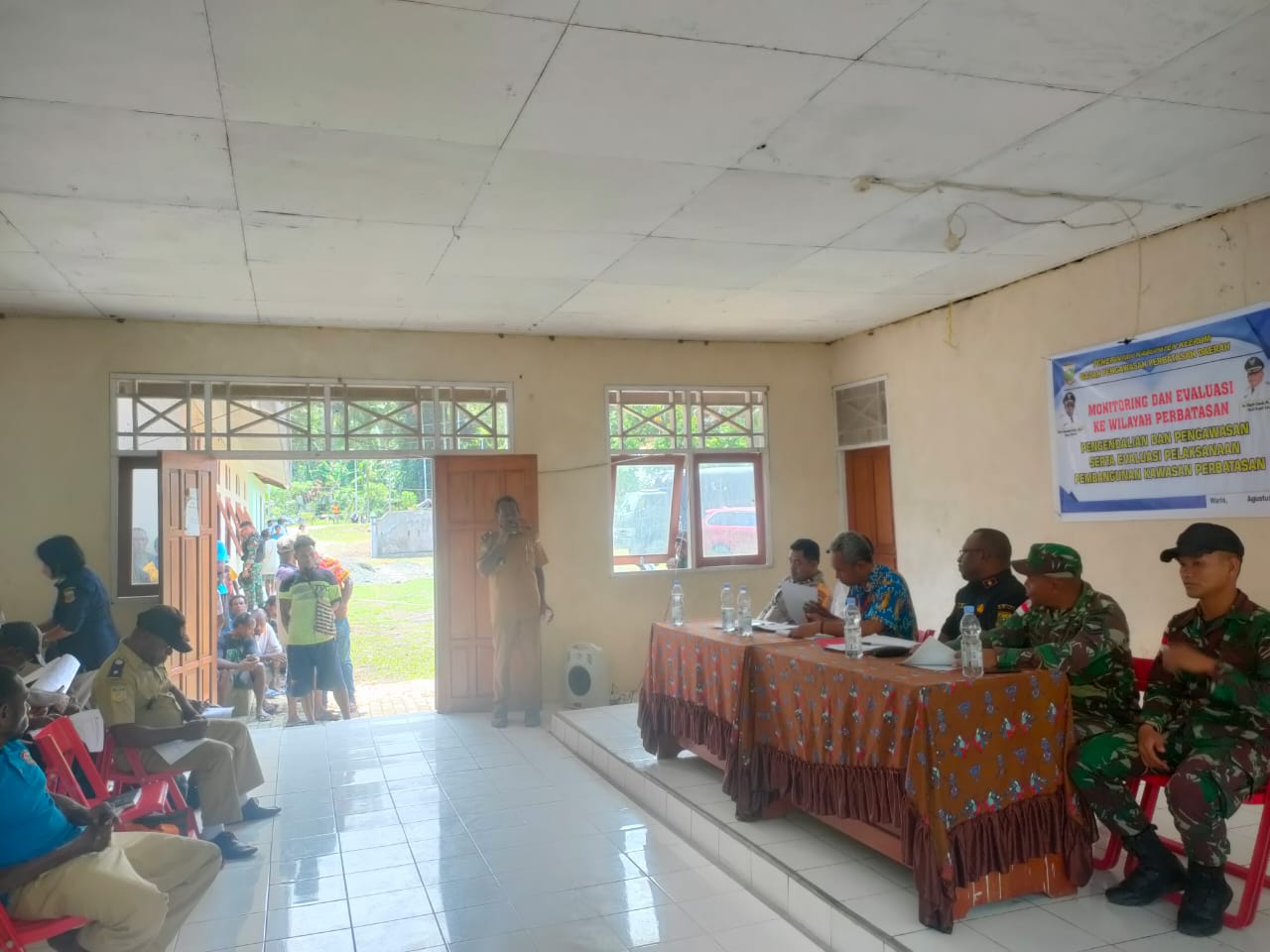 Dukung Program Pemerintah, Satgas Yonif 126/KC Hadiri Rapat Se-Distrik Waris