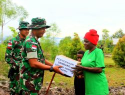 Berinteraksi Dengan Warga, Dansatgas Pamtas Yonif Raider 142/KJ Bagikan Sembako