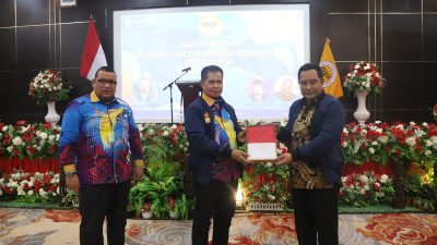 Sambut HUT RI ke-77, Ketum MIPI Bachtiar Bagikan Bendera Merah Putih di Papua