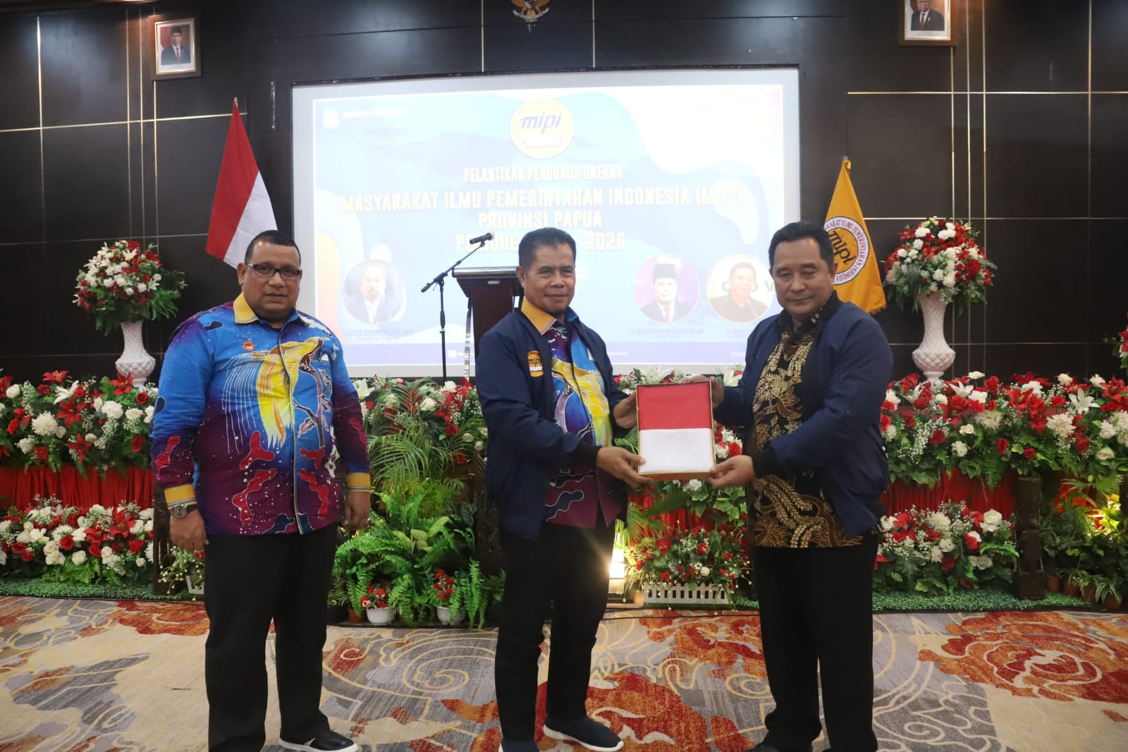 Sambut HUT RI ke-77, Ketum MIPI Bachtiar Bagikan Bendera Merah Putih di Papua