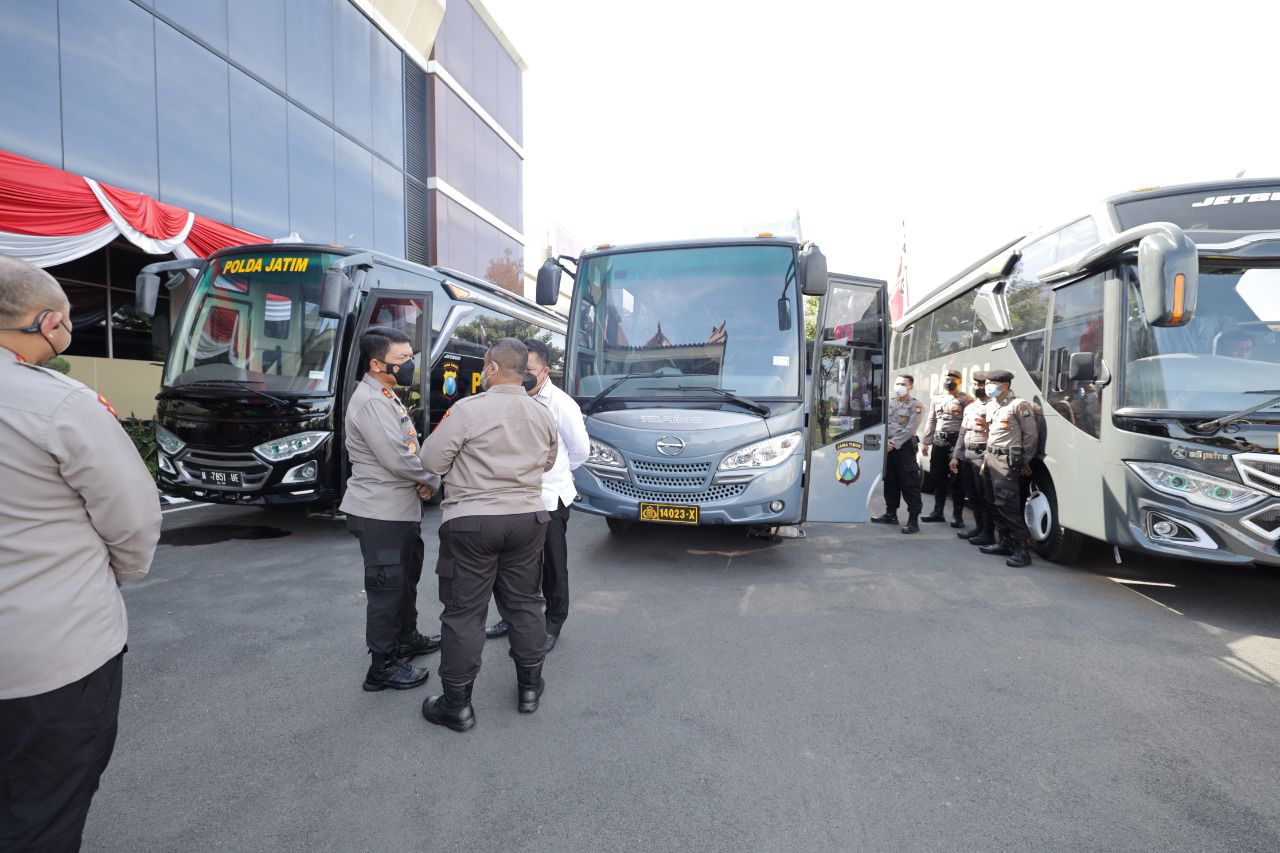 Kapolda Jatim Mengecek Langsung Tiga Bus Hibah: Diharapkan Dapat Menunjang Pelayanan Masyarakat