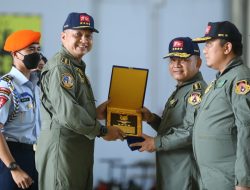 Kasad Terima Wing Kehormatan Penerbang Kelas I TNI AU