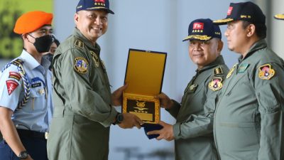 Kasad Terima Wing Kehormatan Penerbang Kelas I TNI AU