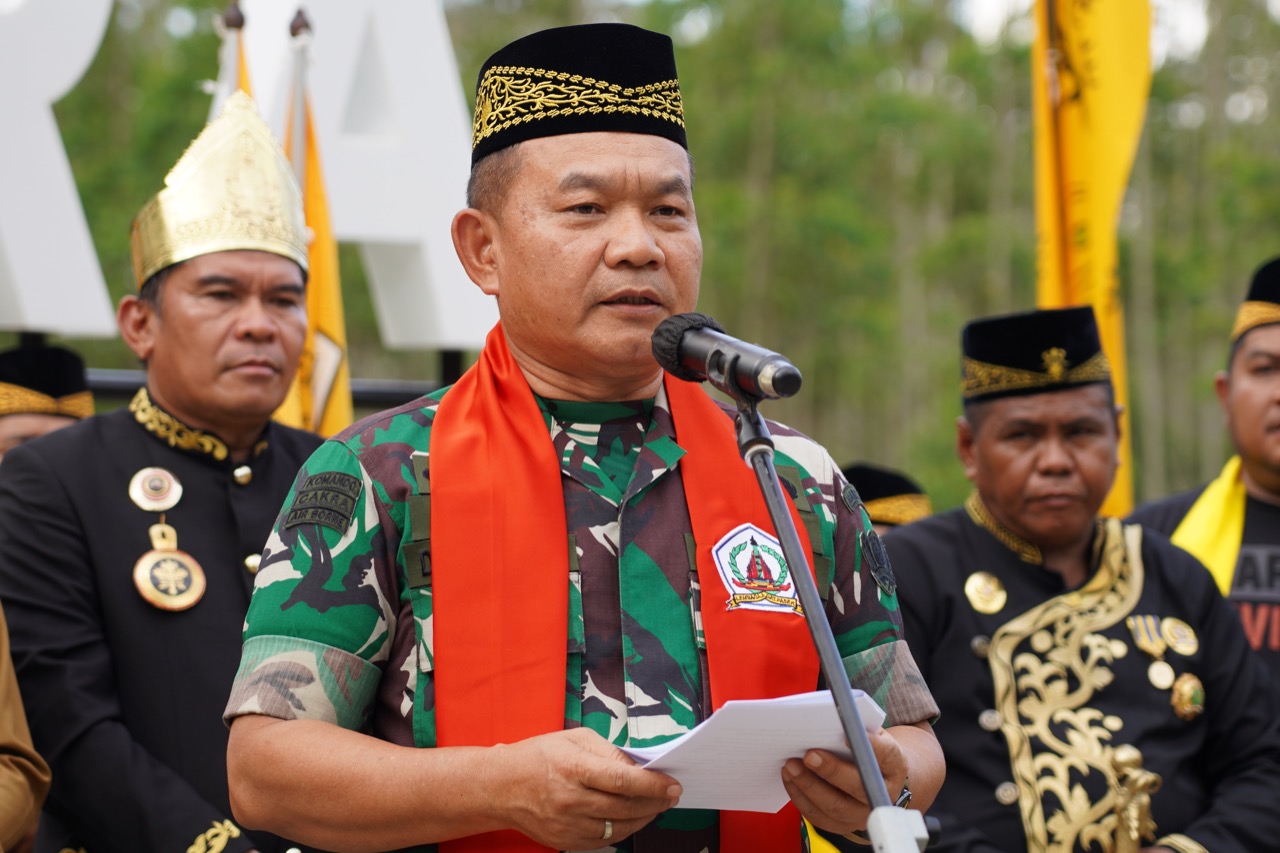 Kasad Tinjau Titik Nol IKN Dianugerahi Gelar Adat Kakah Demong Agung Bela Negara