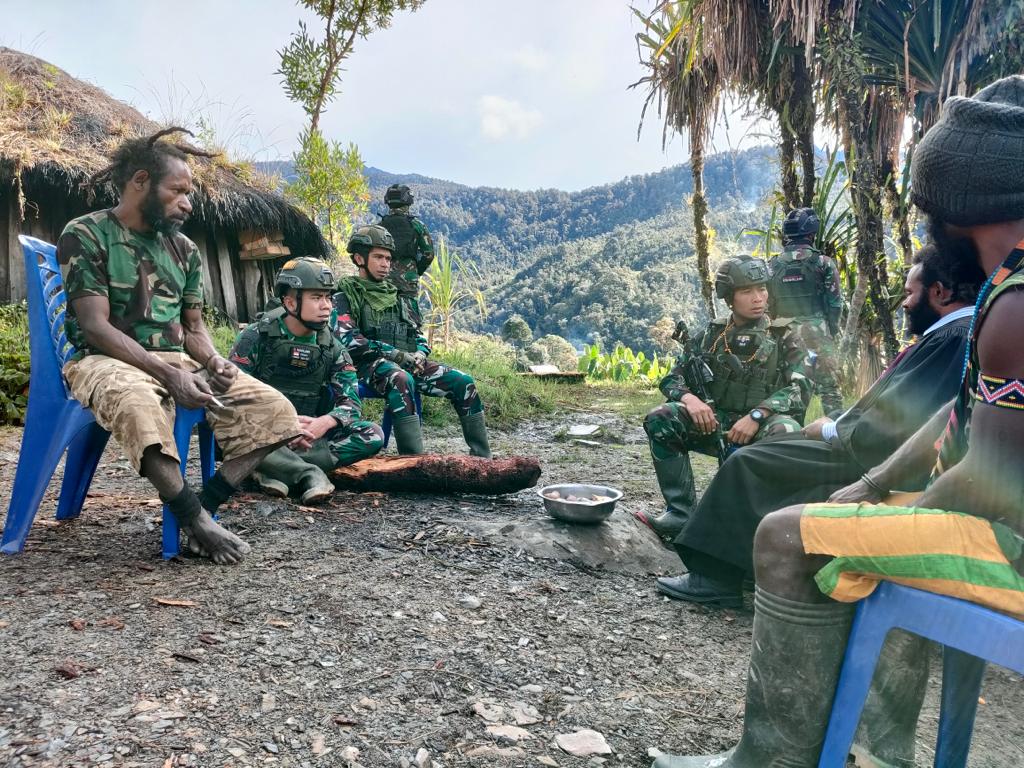 Menjalin Keharmonisan Dengan Masyarakat, Satgas Yonif Raider 321 Kostrad Laksanakan Komsos