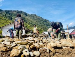 Bersama Guru dan Masyarakat, Satgas Yonif Raider 321 Kostrad Gotong Royong Bangun Ruang Kelas SMP di Pedalaman Papua