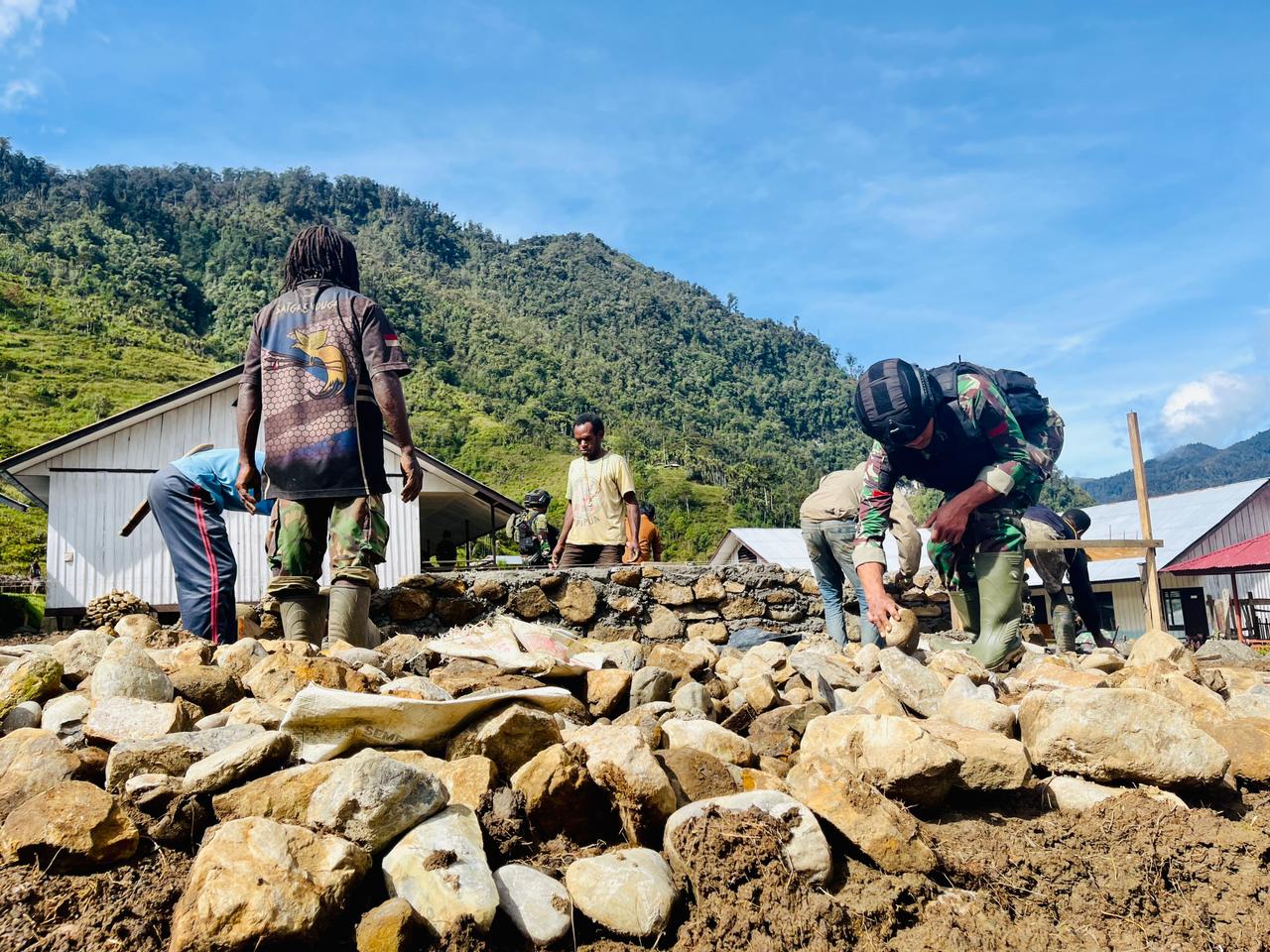 Bersama Guru dan Masyarakat, Satgas Yonif Raider 321 Kostrad Gotong Royong Bangun Ruang Kelas SMP di Pedalaman Papua