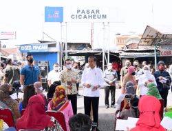 Presiden Jokowi Bagikan Bantuan Sosial di Pasar Cicaheum Bandung