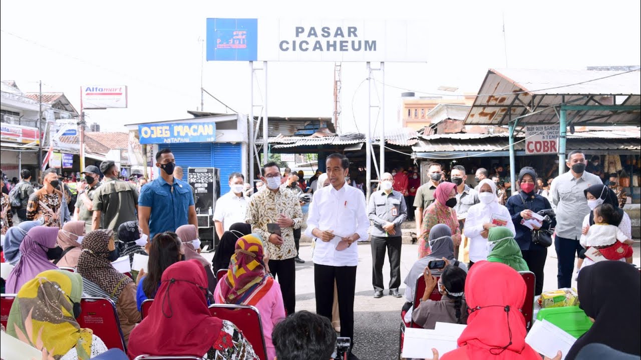 Presiden Jokowi Bagikan Bantuan Sosial di Pasar Cicaheum Bandung