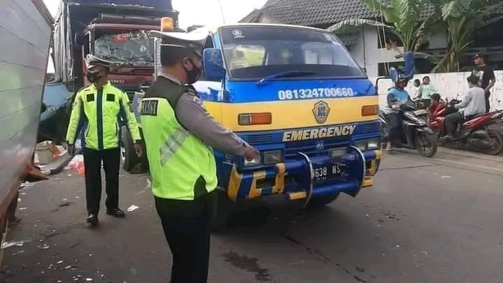 Kecelakaan Minibus dan Truk di Tol Semarang, Sedikitnya Lima Orang Tewas Kecelakaan Minibus dan Truk di Tol Semarang, Sedikitnya Lima Orang Tewas