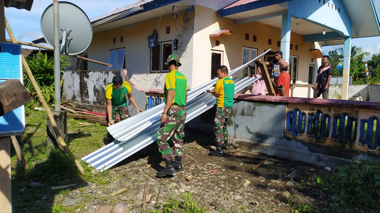 Peduli Sesama, Satgas Yonarmed 1 Kostrad Bantu Perbaiki Rumah Dinas Pendeta Sahulau