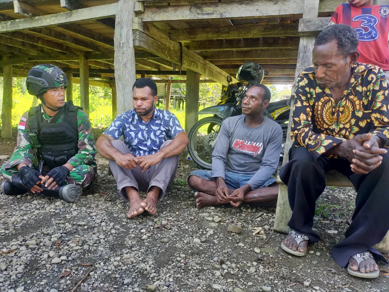 Jalin Silaturahmi, Satgas Pamtas Yonif Raider 142/KJ Temui Tokoh Adat Di Pegunungan Tengah