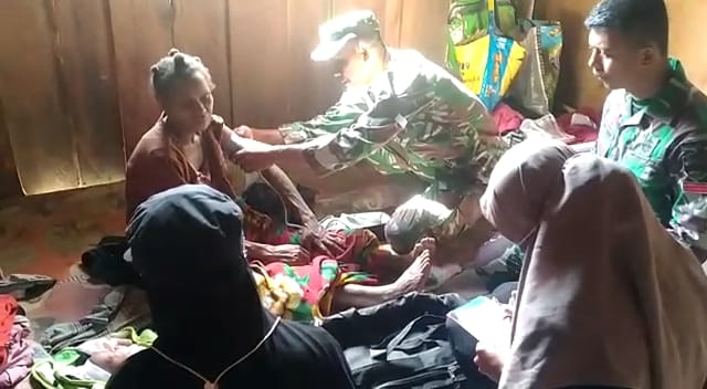 Sakit Demam dan Pusing, Warga Didatangi Dan Diobati Satgas Yonif 126/KC