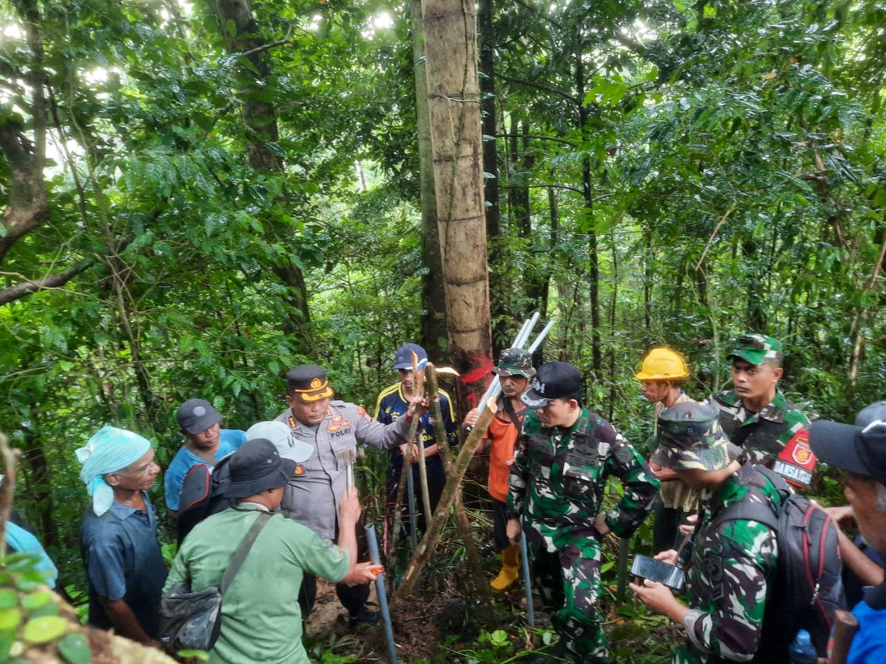 Dansatgas Yonarmed 1 Kostrad Dampingi Dandim 1504/Ambon Dalam Kegiatan Peninjauan dan Penegasan Tapal Batas