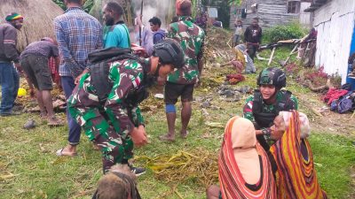 Ciptakan Papua Aman Damai, Satgas Pamtas RI-PNG Yonif Raider 142/KJ Membantu Proses Perdamaian Perang Suku