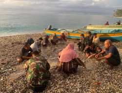 Bentuk Perhatian, Satgas Yonarmed 1 Kostrad Bantu Nelayan di Tepian Pulau Buru Siapkan Peralatan Sebelum Melaut