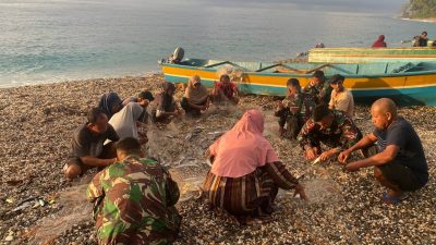 Bentuk Perhatian, Satgas Yonarmed 1 Kostrad Bantu Nelayan di Tepian Pulau Buru Siapkan Peralatan Sebelum Melaut