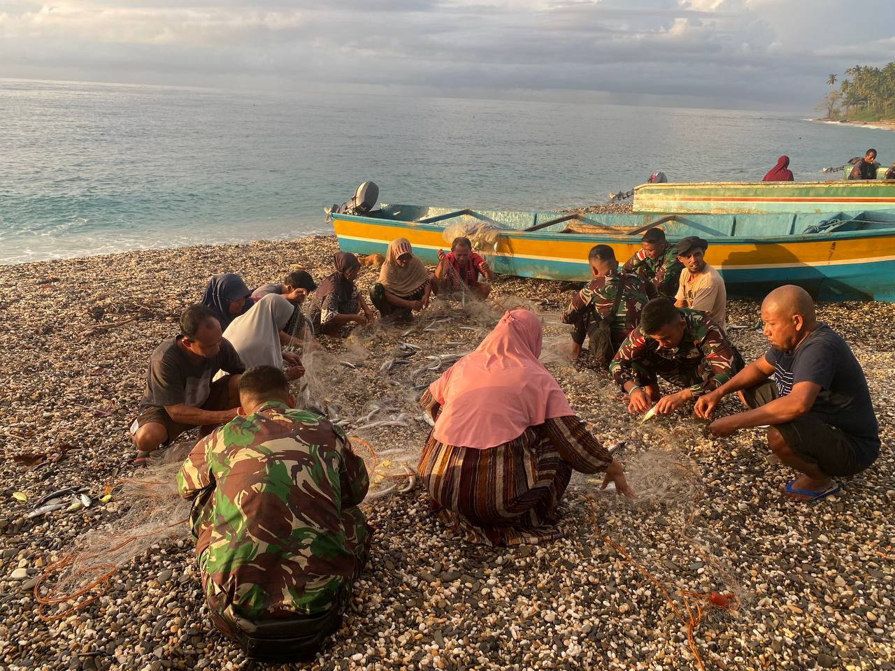 Bentuk Perhatian, Satgas Yonarmed 1 Kostrad Bantu Nelayan di Tepian Pulau Buru Siapkan Peralatan Sebelum Melaut