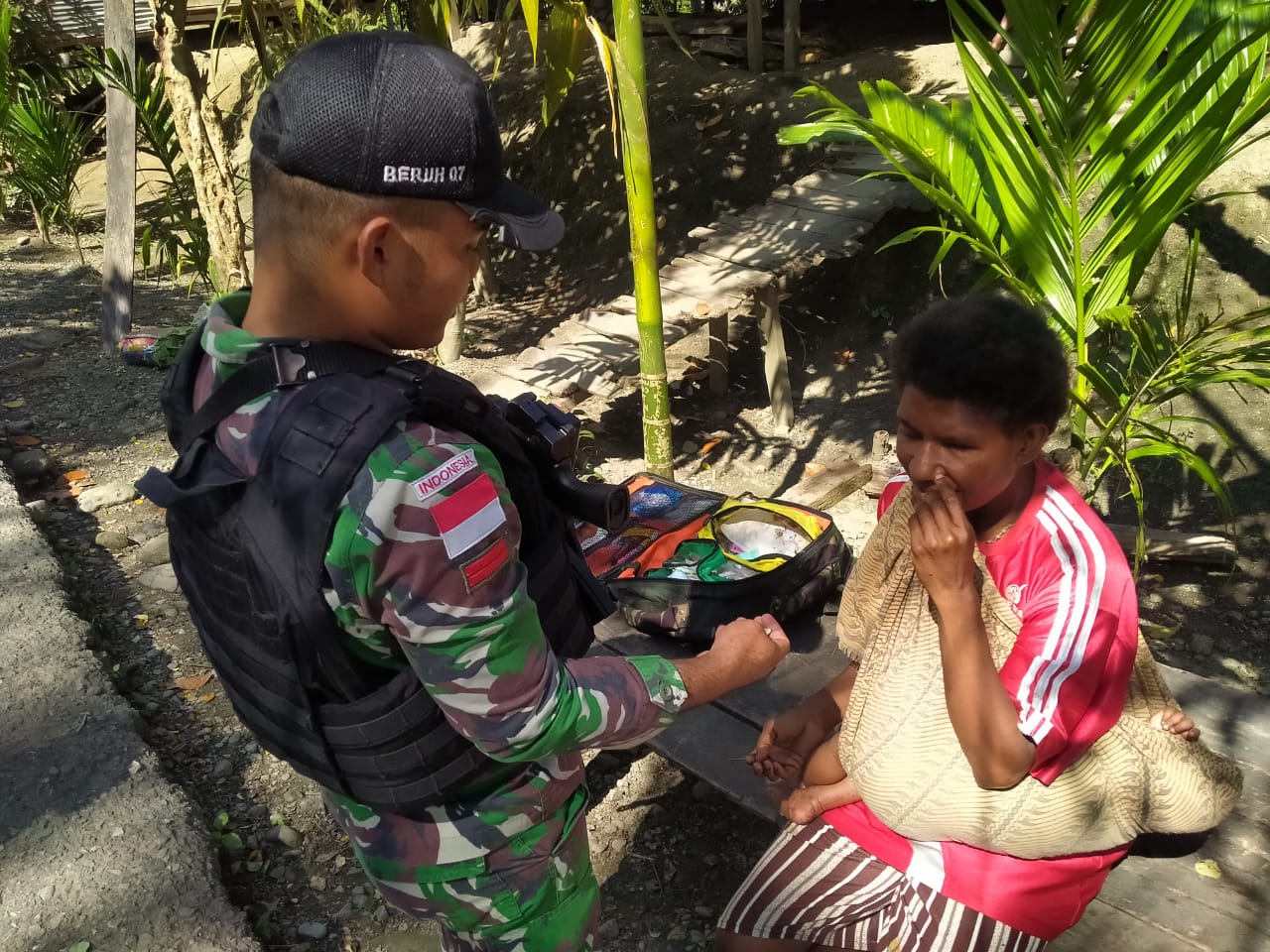 Anak Papua Sehat: Satgas Yonif 126/KC Keliling Berikan Sirup Multivitamin Kepada Anak Perbatasan