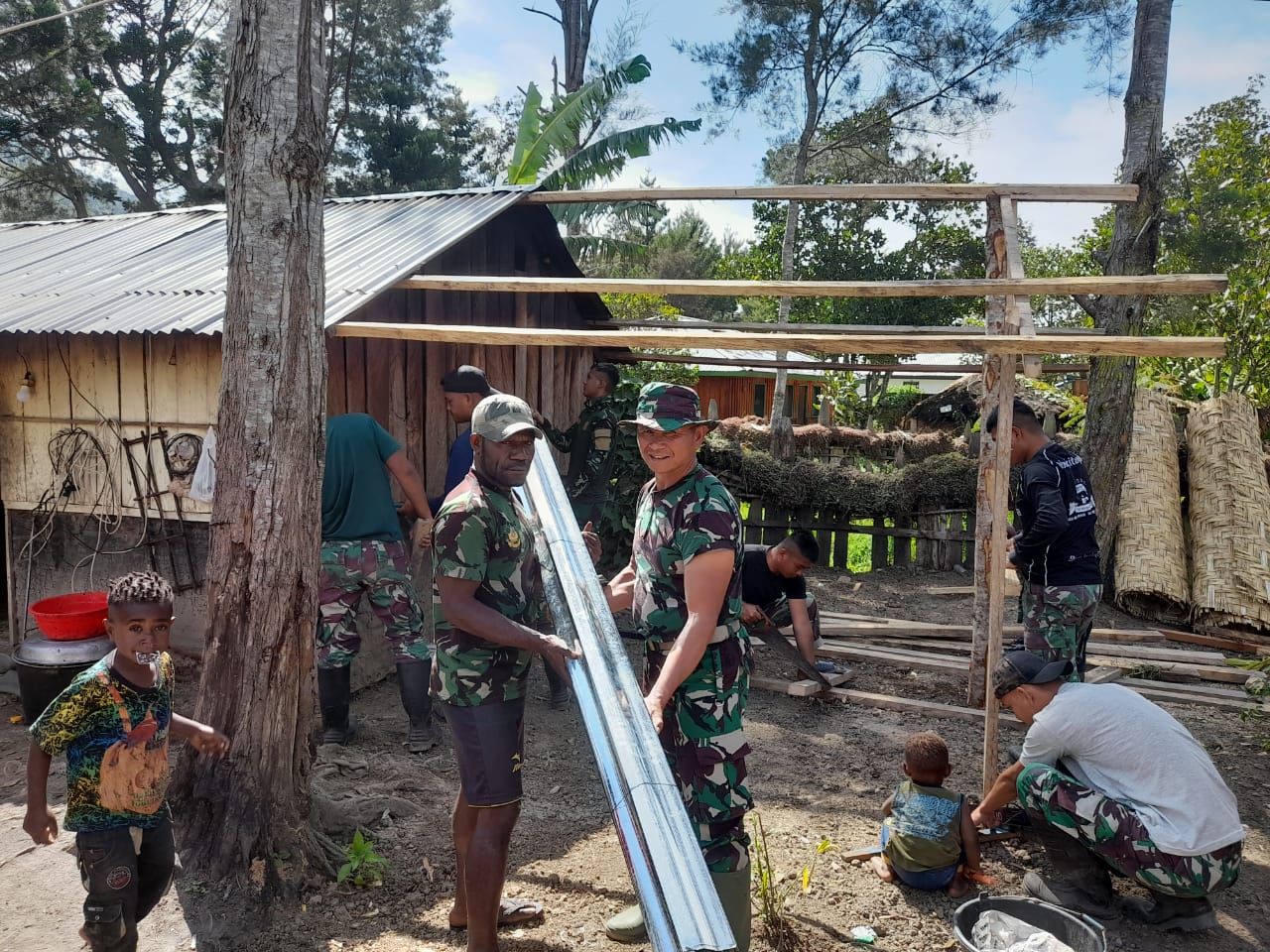 Rehab Rumah Warga Di Papua Semakin Mudah, Sejak Kehadiran Satgas Pamtas Yonif Raider 142/KJ