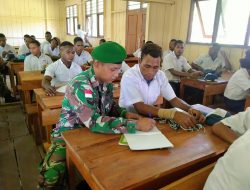 Memotivasi Pelajar Di Perbatasan Papua, Satgas Yonif 126/KC Mengajar Dan Bagikan Perlengkapan Sekolah