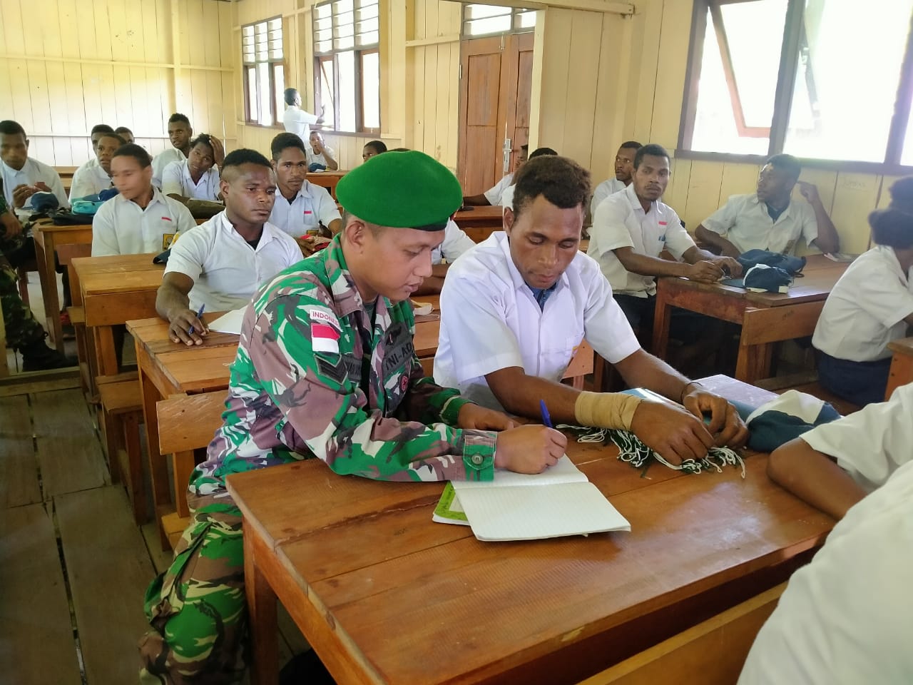 Memotivasi Pelajar Di Perbatasan Papua, Satgas Yonif 126/KC Mengajar Dan Bagikan Perlengkapan Sekolah