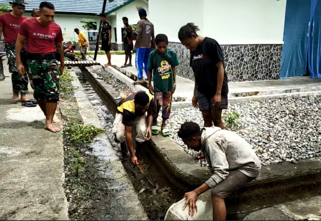 Menginspirasi Masyarakat Papua, Personel Satgas Yonif 126/KC Ajarkan Budidaya Ikan Lele