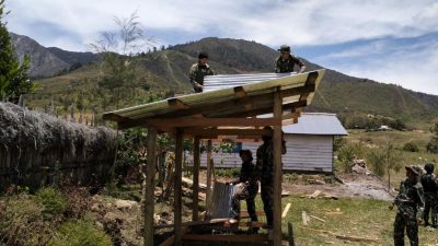 Satgas Yonif Mekanis 203/AK Turut Andil Dalam Perehaban Gereja Di Papua