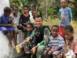 Berinteraksi Dengan Anak-anak Perbatasan Papua, Satgas Yonif 126/KC Bercerita dan Bagi Buku