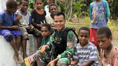 Berinteraksi Dengan Anak-anak Perbatasan Papua, Satgas Yonif 126/KC Bercerita dan Bagi Buku