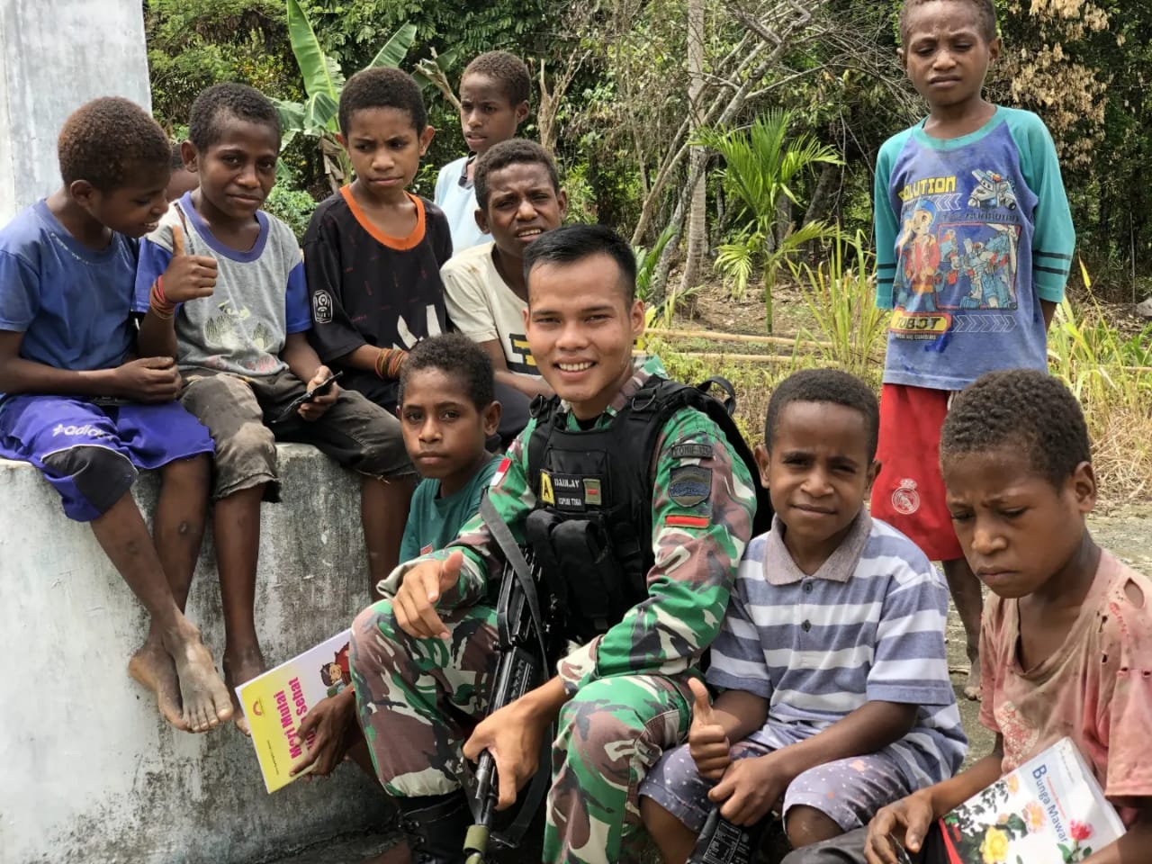 Berinteraksi Dengan Anak-anak Perbatasan Papua, Satgas Yonif 126/KC Bercerita dan Bagi Buku