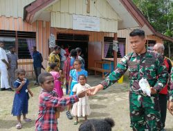 Penuh Sukacita Satgas Pamtas Yonif Raider 142/KJ Bersama Anak-anak di Tolikara