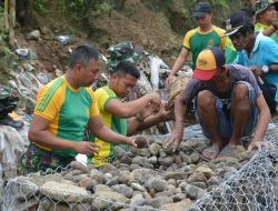 Cegah Banjir dan Longsor, Satgas Yonarmed 1 Kostrad dan Warga Pasang Bronjong di Sungai Waiheru