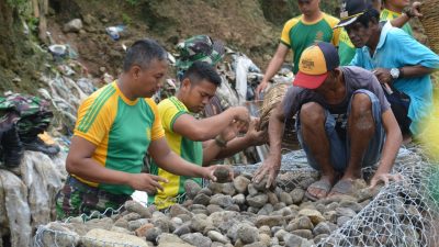 Cegah Banjir dan Longsor, Satgas Yonarmed 1 Kostrad dan Warga Pasang Bronjong di Sungai Waiheru