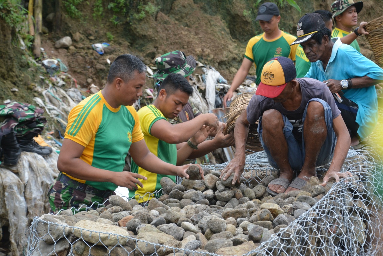 Cegah Banjir dan Longsor, Satgas Yonarmed 1 Kostrad dan Warga Pasang Bronjong di Sungai Waiheru