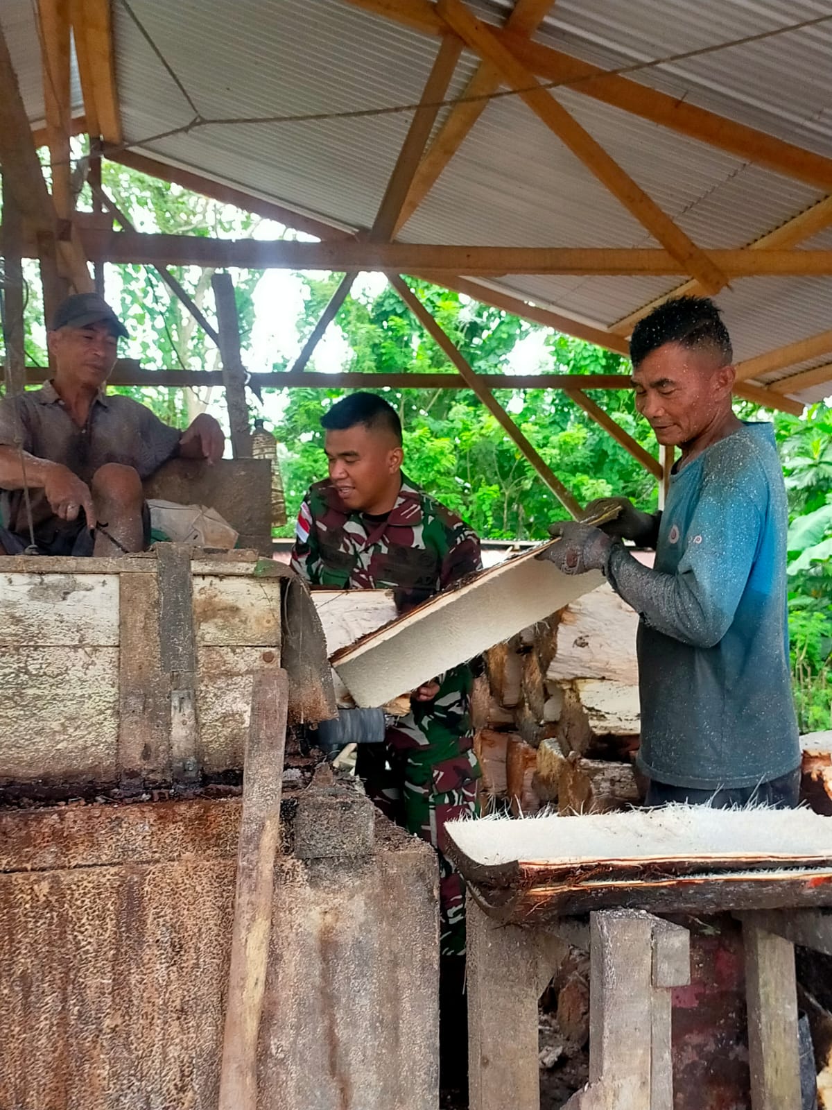 Peduli Kesejahteraan Warga, Satgas Yonarmed 1 Kostrad Bantu Mengolah Sagu di Negeri Laha