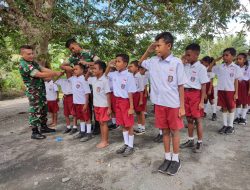 Tanamkan Kedisiplinan, Satgas Yonarmed 1 Kostrad Latih Baris-berbaris Siswa SD Tananahu