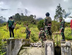 Dandim 1714/Puncak Jaya Tinjau Pembersihan Saluran Irigasi PLTA di Kampung Bendungan