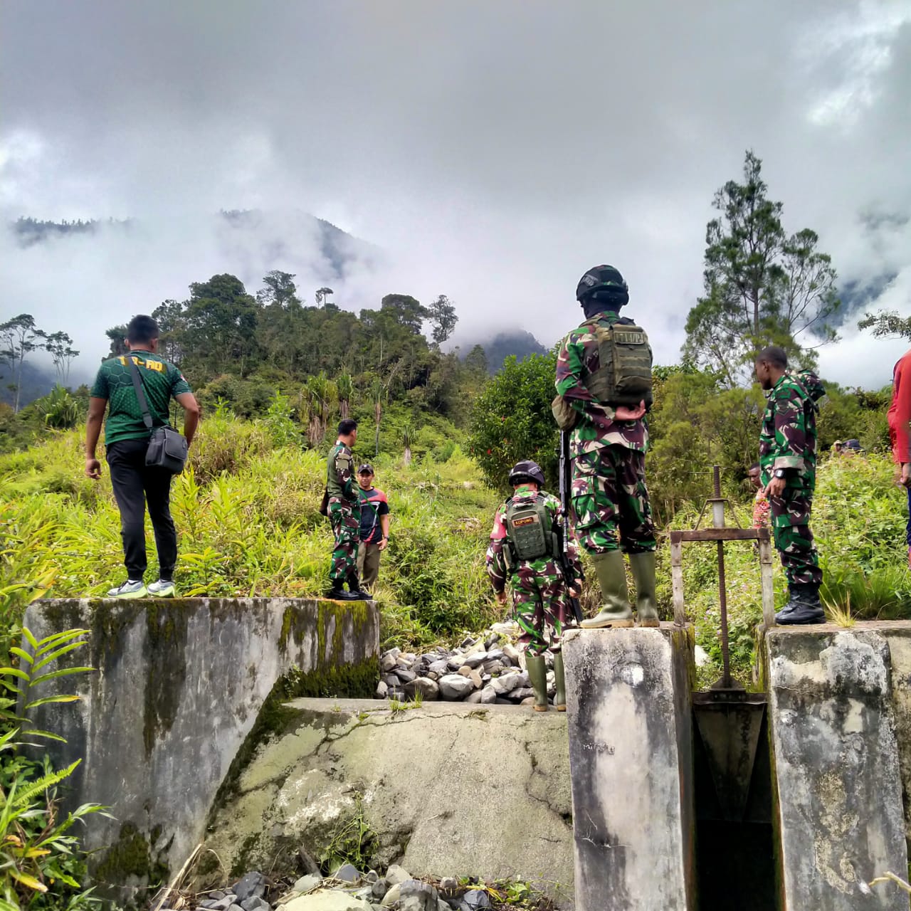 Dandim 1714/Puncak Jaya Tinjau Pembersihan Saluran Irigasi PLTA di Kampung Bendungan